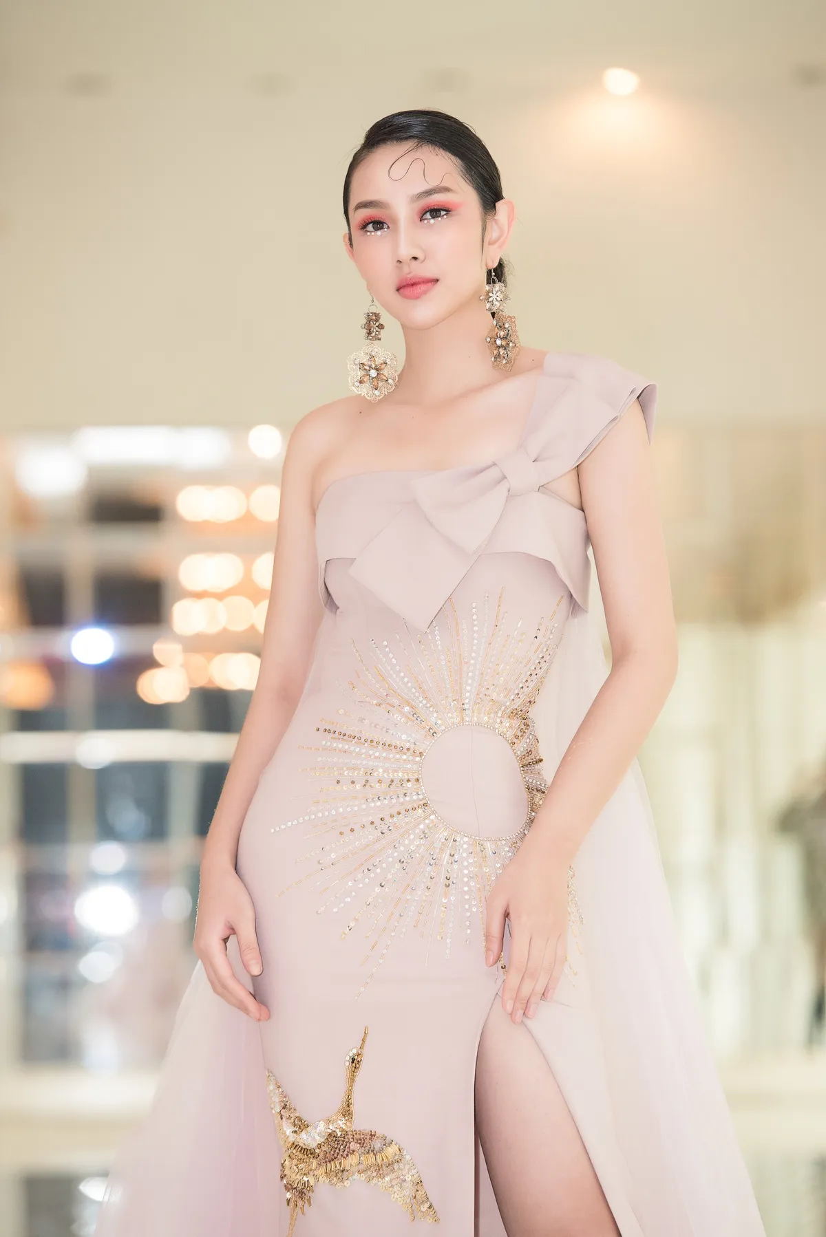 Trở về từ Miss International 2018, Thùy Tiên đầy ngọt ngào làm vedette - Ảnh 4.