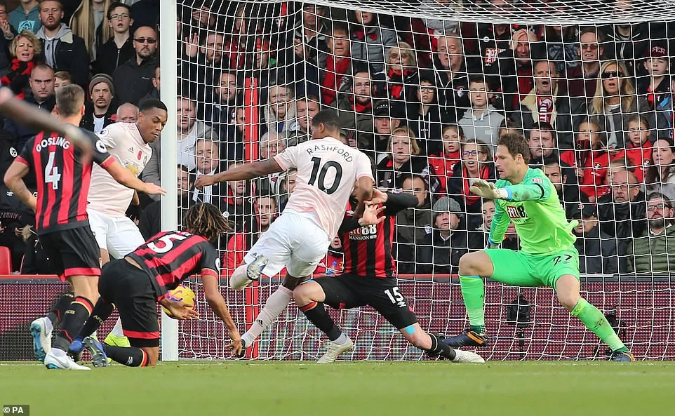 Bournemouth 1-2 Man Utd: Thần tài Rashford ghi bàn thắng vàng - Ảnh 3.