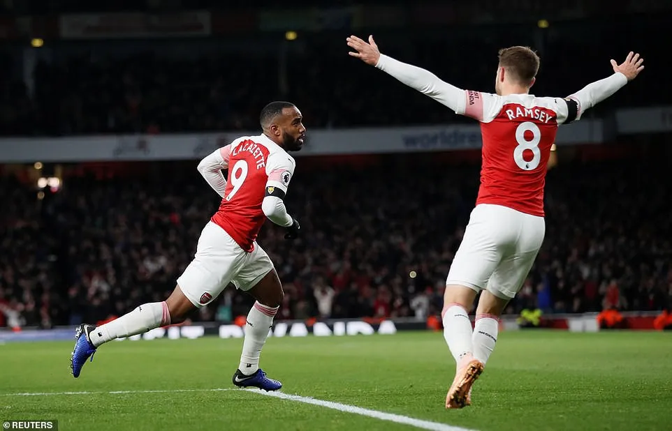 Lịch trực tiếp bóng đá Ngoại hạng Anh vòng 12: Nóng bỏng derby Manchester - Ảnh 1.