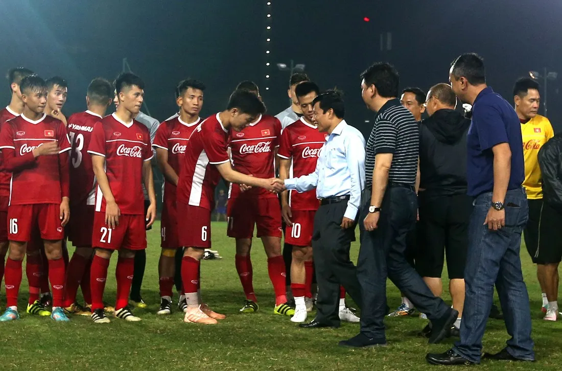 AFF Cup 2018: Bộ trưởng Nguyễn Ngọc Thiện đến thăm và động viên ĐT Việt Nam - Ảnh 2. AFF Cup 2018: Bộ trưởng Nguyễn Ngọc Thiện đến thăm và động viên ĐT Việt Nam - Ảnh 2.