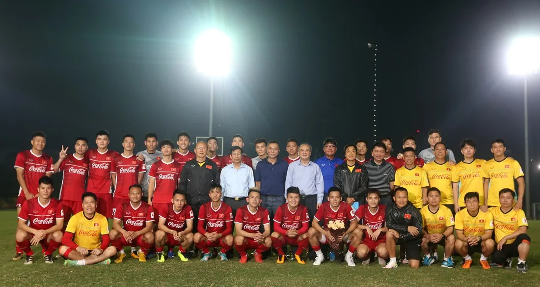 AFF Cup 2018: Bộ trưởng Nguyễn Ngọc Thiện đến thăm và động viên ĐT Việt Nam - Ảnh 5. AFF Cup 2018: Bộ trưởng Nguyễn Ngọc Thiện đến thăm và động viên ĐT Việt Nam - Ảnh 5.