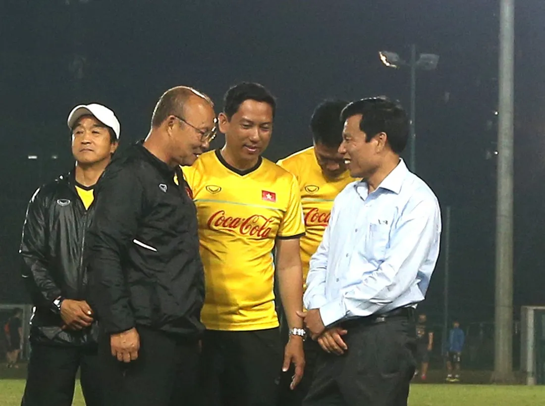 AFF Cup 2018: Bộ trưởng Nguyễn Ngọc Thiện đến thăm và động viên ĐT Việt Nam - Ảnh 1. AFF Cup 2018: Bộ trưởng Nguyễn Ngọc Thiện đến thăm và động viên ĐT Việt Nam - Ảnh 1.