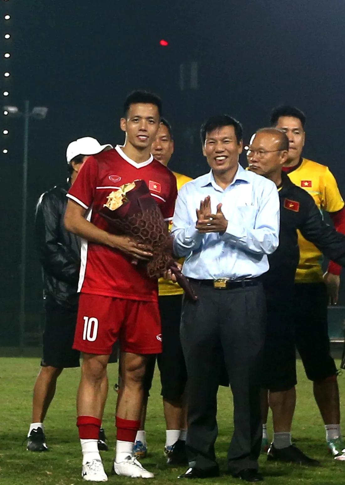 AFF Cup 2018: Bộ trưởng Nguyễn Ngọc Thiện đến thăm và động viên ĐT Việt Nam - Ảnh 4. AFF Cup 2018: Bộ trưởng Nguyễn Ngọc Thiện đến thăm và động viên ĐT Việt Nam - Ảnh 4.