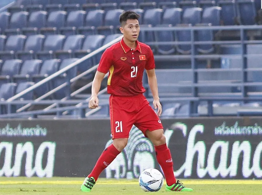 AFF Cup 2018: Trung vệ Đình Trọng lo ngại mặt sân của Lào ảnh hưởng tới ĐT Việt Nam - Ảnh 1. AFF Cup 2018: Trung vệ Đình Trọng lo ngại mặt sân của Lào ảnh hưởng tới ĐT Việt Nam - Ảnh 1.