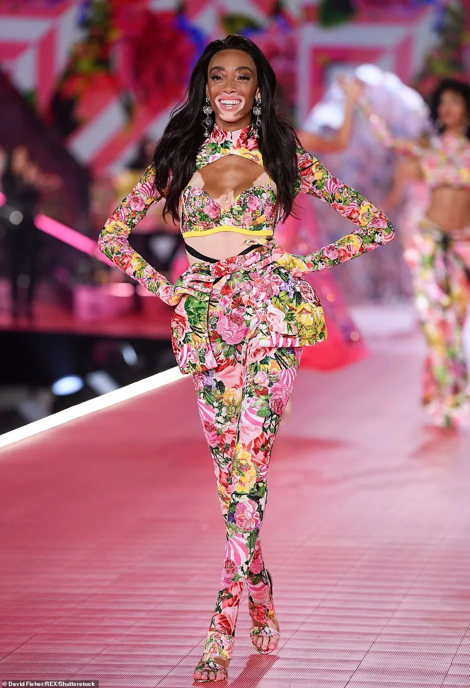 Siêu mẫu bạch tạng Winnie Harloe nổi bật tại Victorias Secret Fashion Show 2018 - Ảnh 3.