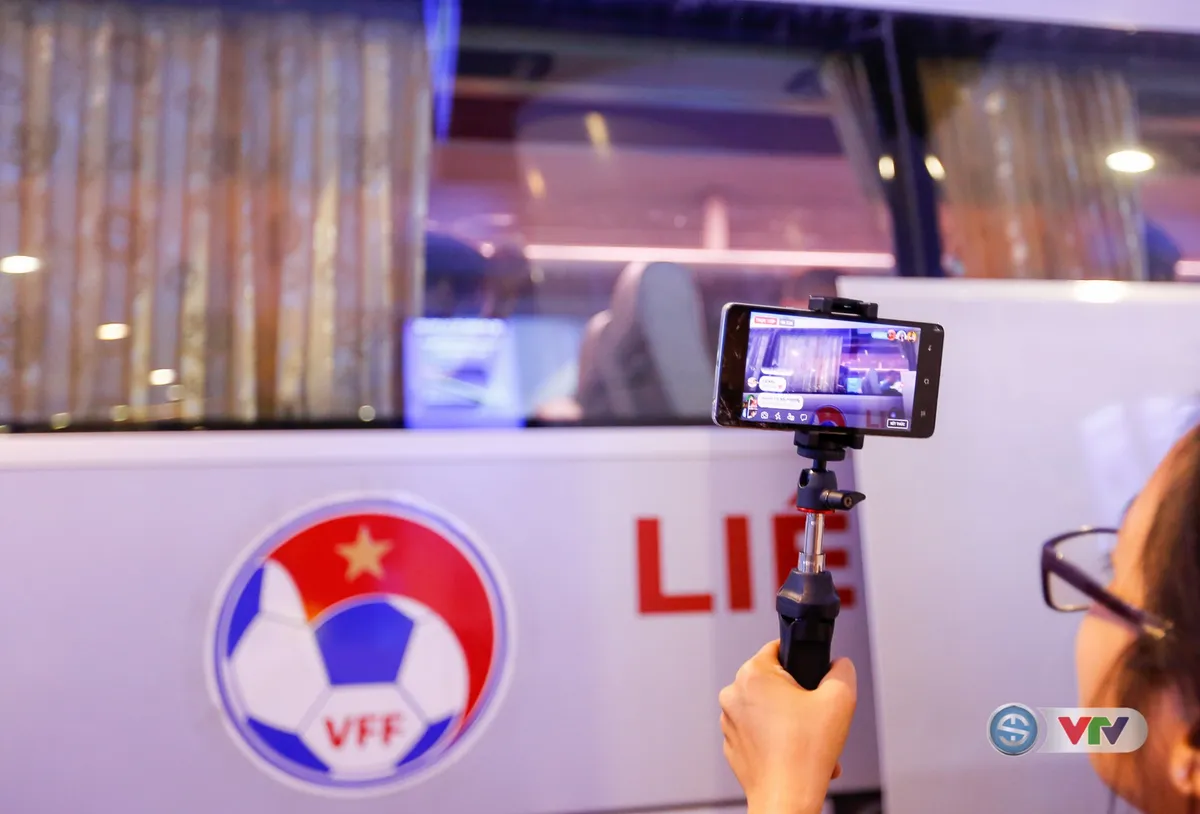 AFF Cup 2018: ĐT Việt Nam đã trở về nước sau chiến thắng 3-0 trước ĐT Lào - Ảnh 9. AFF Cup 2018: ĐT Việt Nam đã trở về nước sau chiến thắng 3-0 trước ĐT Lào - Ảnh 9.