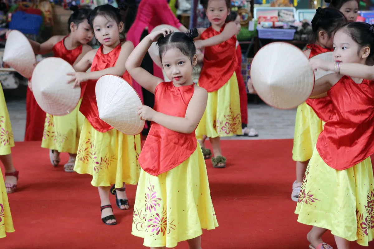 Những người mẫu nhí tự tin trình diễn áo dài lụa - Ảnh 4.