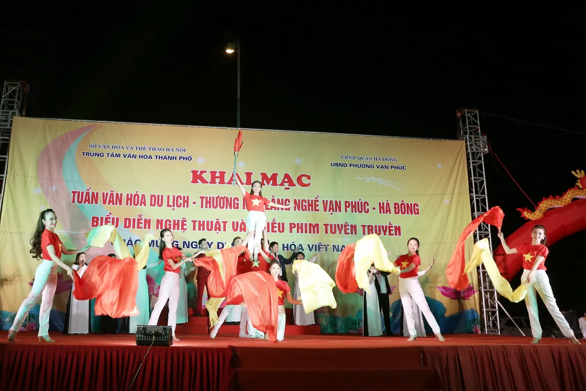 Khai mạc Tuần lễ văn hóa du lịch - thương mại làng nghề Vạn Phúc - Hà Đông 2018 - Ảnh 12.