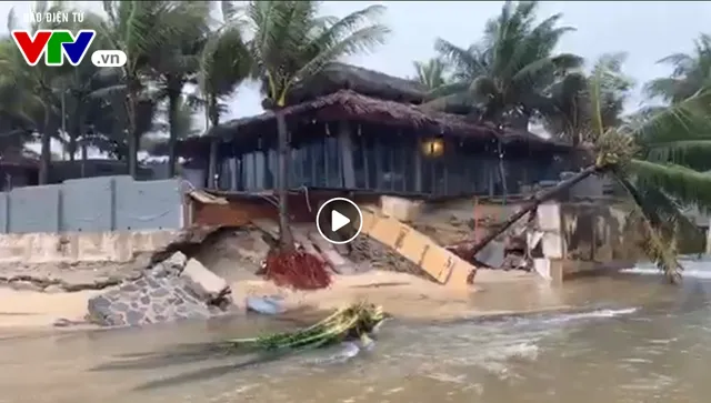 Mưa lớn kéo dài, bờ biển Đà Nẵng đang sạt lở nặng - Ảnh 2. Mưa lớn kéo dài, bờ biển Đà Nẵng đang sạt lở nặng - Ảnh 2.