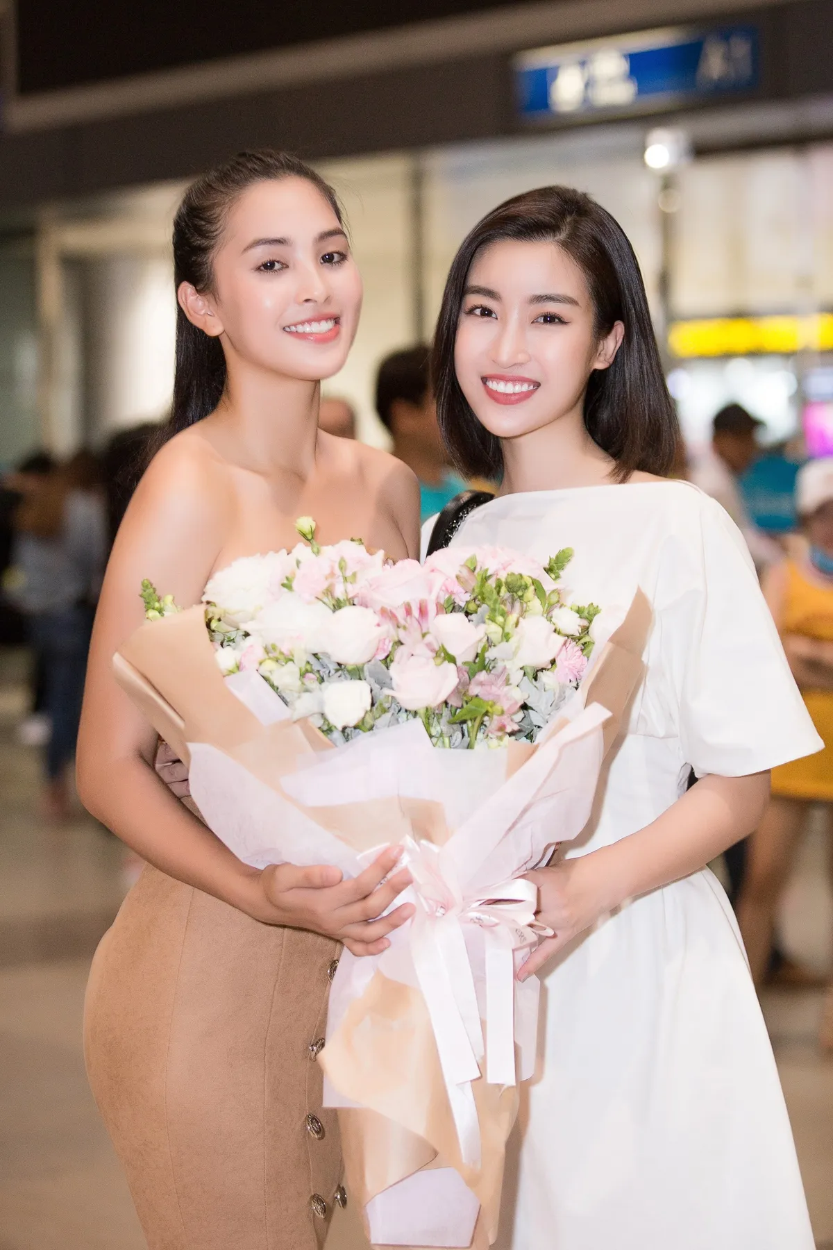 Hoa hậu Mỹ Linh ra sân bay đón Tiểu Vy trở về từ Miss World 2018 - Ảnh 2.