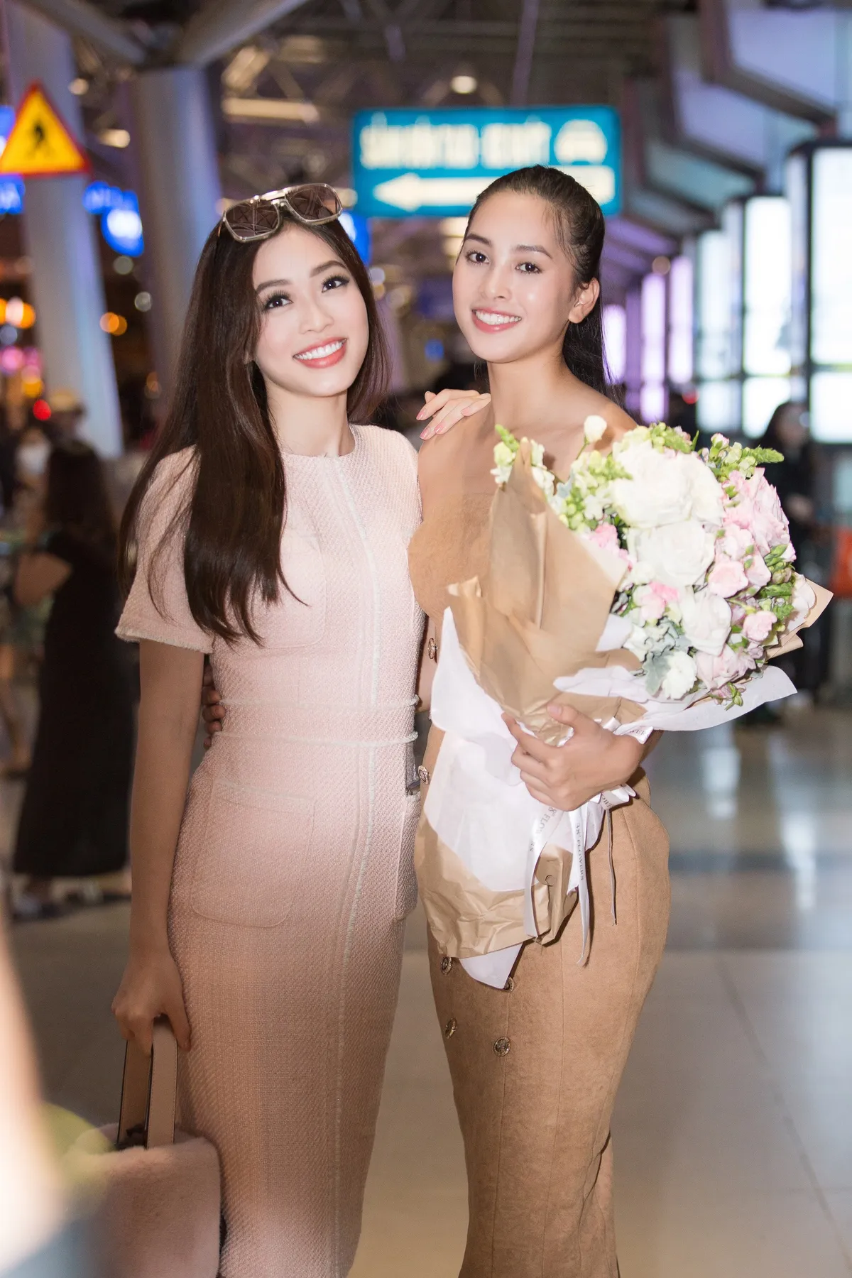 Hoa hậu Mỹ Linh ra sân bay đón Tiểu Vy trở về từ Miss World 2018 - Ảnh 5.