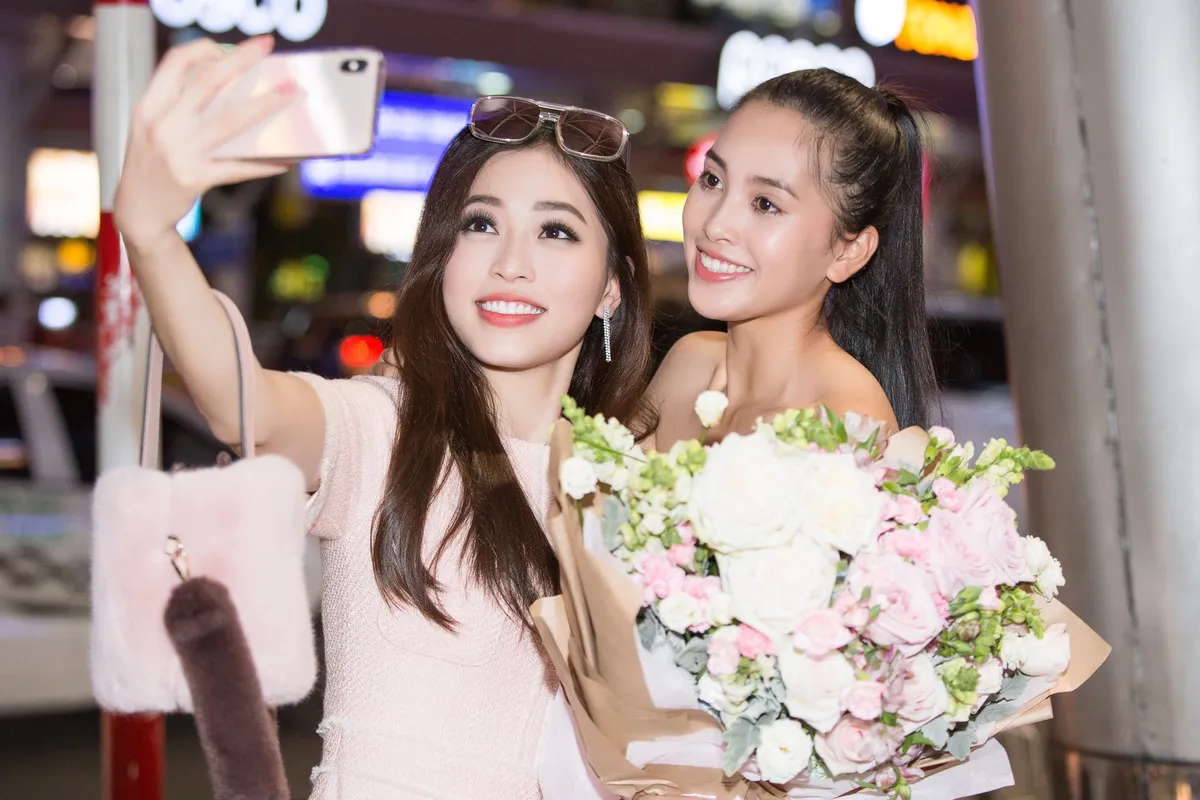 Hoa hậu Mỹ Linh ra sân bay đón Tiểu Vy trở về từ Miss World 2018 - Ảnh 4.