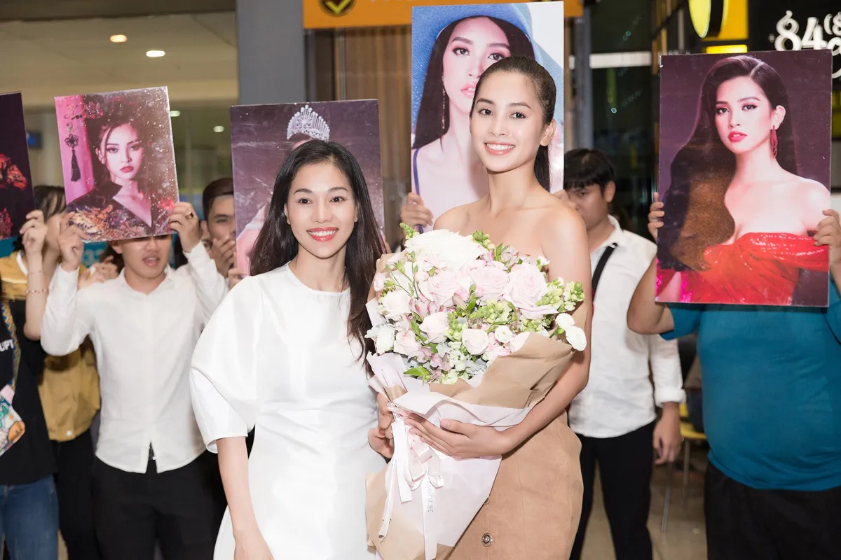 Hoa hậu Mỹ Linh ra sân bay đón Tiểu Vy trở về từ Miss World 2018 - Ảnh 6.