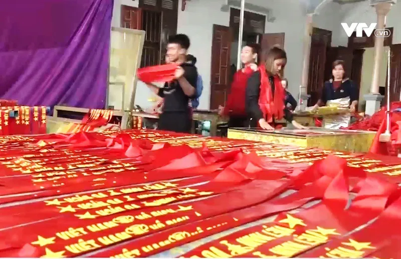 Làng làm cờ náo nức chuẩn bị cho trận chung kết AFF CUP 2018 - Ảnh 2. Làng làm cờ náo nức chuẩn bị cho trận chung kết AFF CUP 2018 - Ảnh 2.