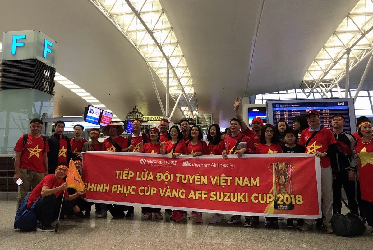 CĐV ùn ùn sang Malaysia cổ vũ ĐT Việt Nam trong thời tiết mưa rét - Ảnh 2. CĐV ùn ùn sang Malaysia cổ vũ ĐT Việt Nam trong thời tiết mưa rét - Ảnh 2.
