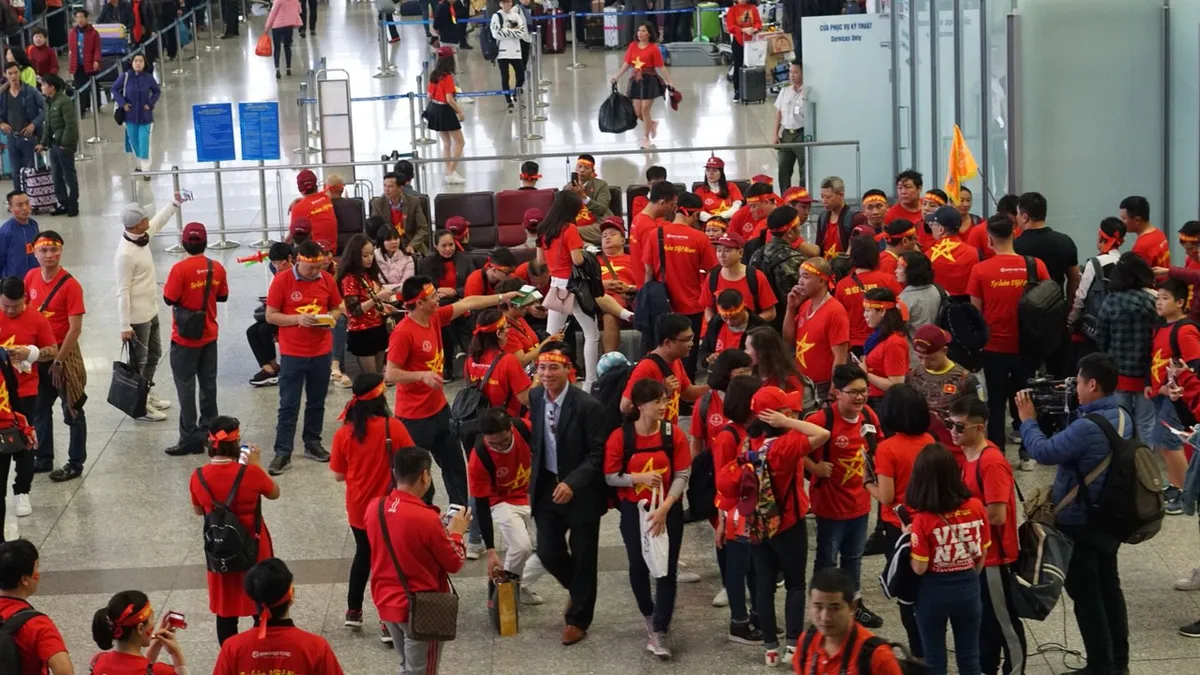CĐV ùn ùn sang Malaysia cổ vũ ĐT Việt Nam trong thời tiết mưa rét - Ảnh 1. CĐV ùn ùn sang Malaysia cổ vũ ĐT Việt Nam trong thời tiết mưa rét - Ảnh 1.