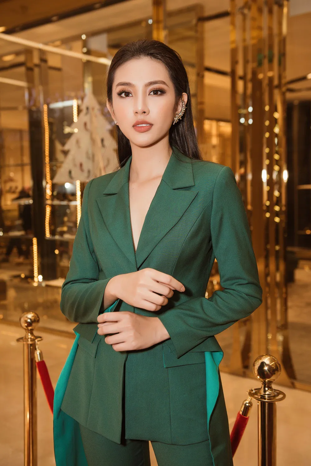 Người đẹp nhân ái Thùy Tiên khoe vẻ thời thượng với bộ suit xanh lá - Ảnh 5.