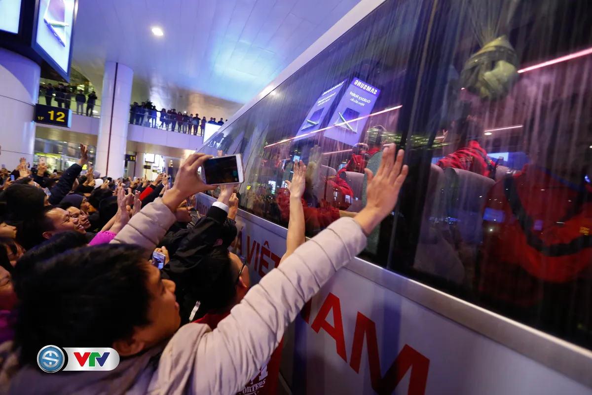 AFF Cup 2018: Bất chấp mưa rét, người hâm mộ chào đón ĐT Việt Nam về nước - Ảnh 9. AFF Cup 2018: Bất chấp mưa rét, người hâm mộ chào đón ĐT Việt Nam về nước - Ảnh 9.