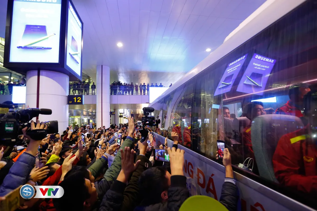AFF Cup 2018: Bất chấp mưa rét, người hâm mộ chào đón ĐT Việt Nam về nước - Ảnh 10. AFF Cup 2018: Bất chấp mưa rét, người hâm mộ chào đón ĐT Việt Nam về nước - Ảnh 10.