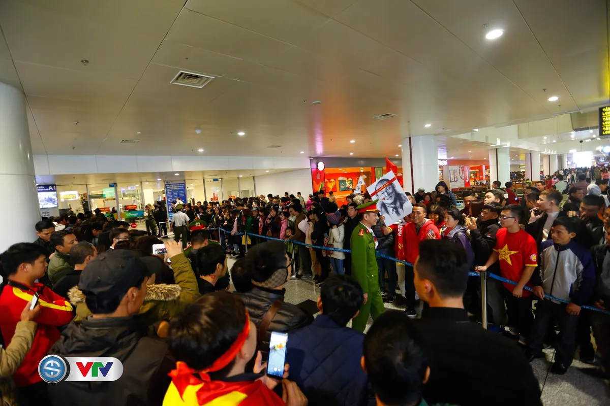 AFF Cup 2018: Bất chấp mưa rét, người hâm mộ chào đón ĐT Việt Nam về nước - Ảnh 1. AFF Cup 2018: Bất chấp mưa rét, người hâm mộ chào đón ĐT Việt Nam về nước - Ảnh 1.