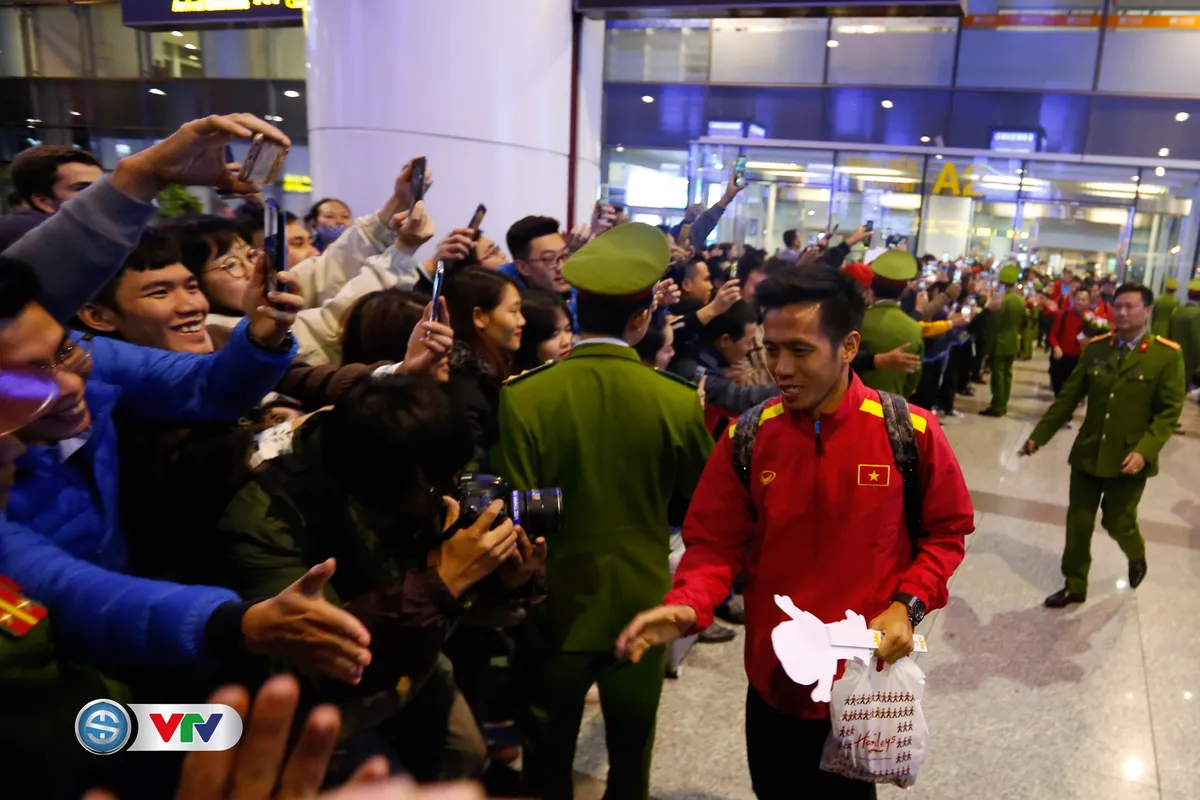 AFF Cup 2018: Bất chấp mưa rét, người hâm mộ chào đón ĐT Việt Nam về nước - Ảnh 5. AFF Cup 2018: Bất chấp mưa rét, người hâm mộ chào đón ĐT Việt Nam về nước - Ảnh 5.
