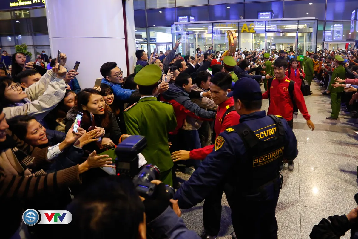 AFF Cup 2018: Bất chấp mưa rét, người hâm mộ chào đón ĐT Việt Nam về nước - Ảnh 6. AFF Cup 2018: Bất chấp mưa rét, người hâm mộ chào đón ĐT Việt Nam về nước - Ảnh 6.