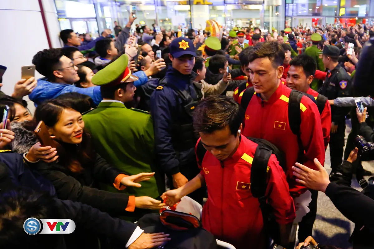 AFF Cup 2018: Bất chấp mưa rét, người hâm mộ chào đón ĐT Việt Nam về nước - Ảnh 7. AFF Cup 2018: Bất chấp mưa rét, người hâm mộ chào đón ĐT Việt Nam về nước - Ảnh 7.