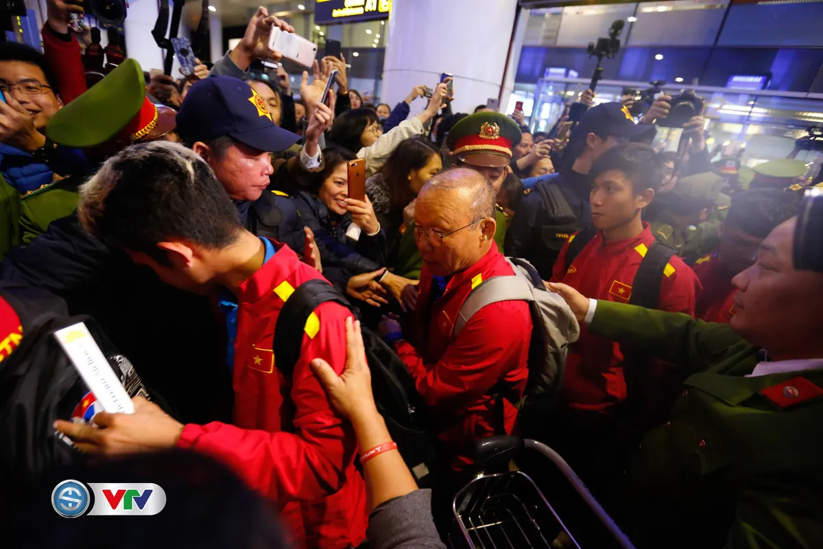 AFF Cup 2018: Bất chấp mưa rét, người hâm mộ chào đón ĐT Việt Nam về nước - Ảnh 8. AFF Cup 2018: Bất chấp mưa rét, người hâm mộ chào đón ĐT Việt Nam về nước - Ảnh 8.