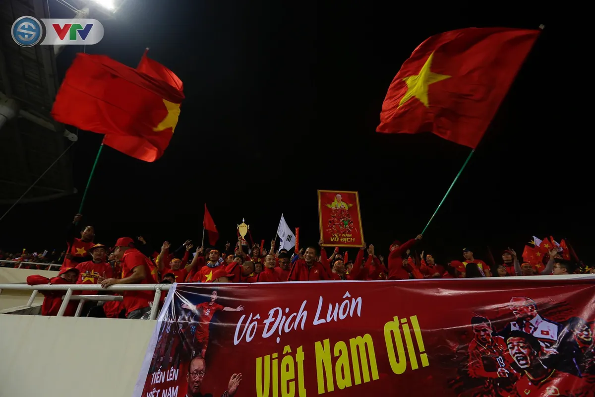 ẢNH: Rực rỡ sắc màu CĐV trên khán đài sân Mỹ Đình trận chung kết ĐT Việt Nam - ĐT Malaysia - Ảnh 13. ẢNH: Rực rỡ sắc màu CĐV trên khán đài sân Mỹ Đình trận chung kết ĐT Việt Nam - ĐT Malaysia - Ảnh 13.