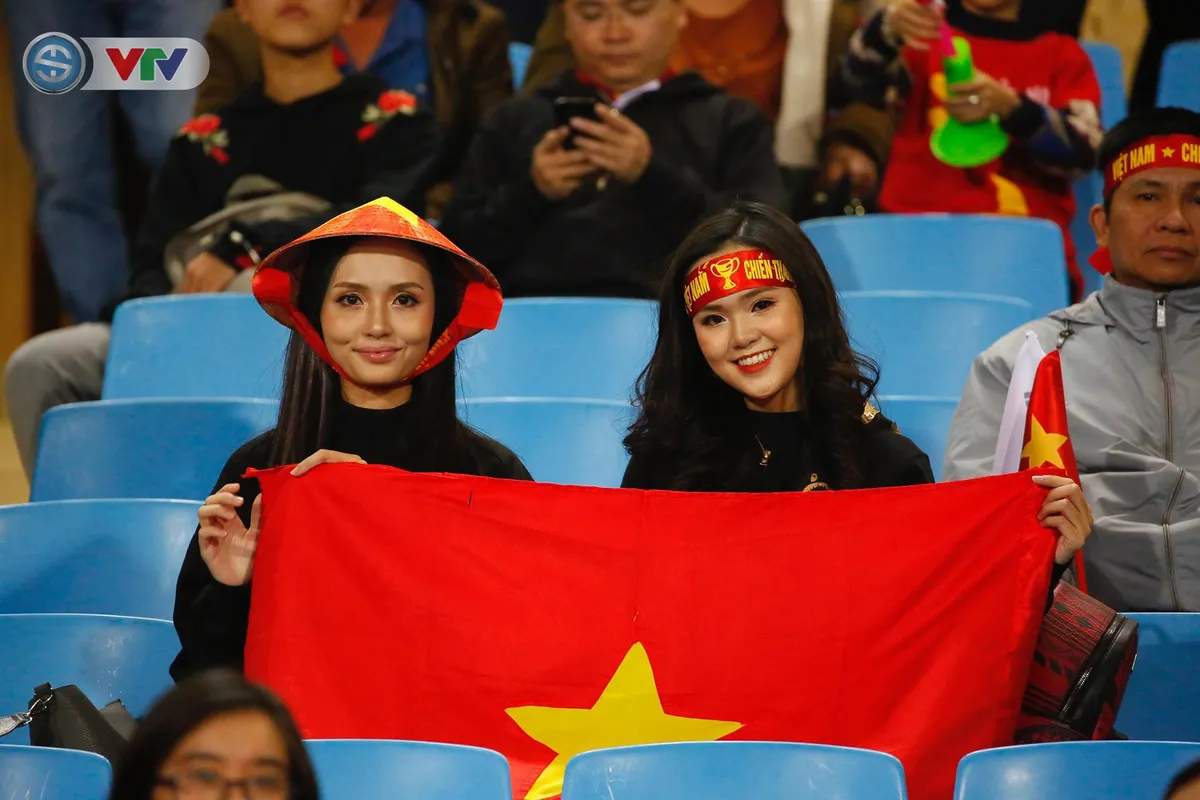 ẢNH: Rực rỡ sắc màu CĐV trên khán đài sân Mỹ Đình trận chung kết ĐT Việt Nam - ĐT Malaysia - Ảnh 11. ẢNH: Rực rỡ sắc màu CĐV trên khán đài sân Mỹ Đình trận chung kết ĐT Việt Nam - ĐT Malaysia - Ảnh 11.