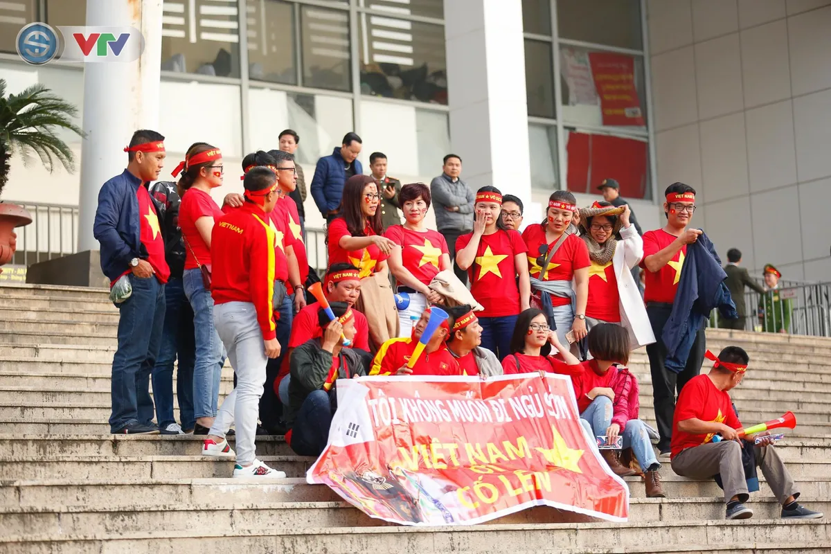 ẢNH: Mỹ Đình mở hội trước trận chung kết lượt về AFF Cup 2018, ĐT Việt Nam - ĐT Malaysia - Ảnh 6. ẢNH: Mỹ Đình mở hội trước trận chung kết lượt về AFF Cup 2018, ĐT Việt Nam - ĐT Malaysia - Ảnh 6.