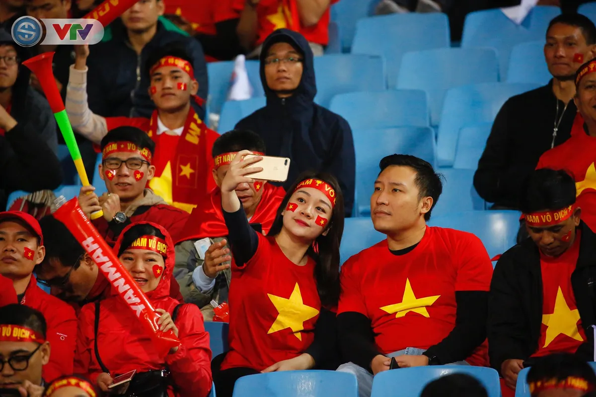 ẢNH: Rực rỡ sắc màu CĐV trên khán đài sân Mỹ Đình trận chung kết ĐT Việt Nam - ĐT Malaysia - Ảnh 1. ẢNH: Rực rỡ sắc màu CĐV trên khán đài sân Mỹ Đình trận chung kết ĐT Việt Nam - ĐT Malaysia - Ảnh 1.