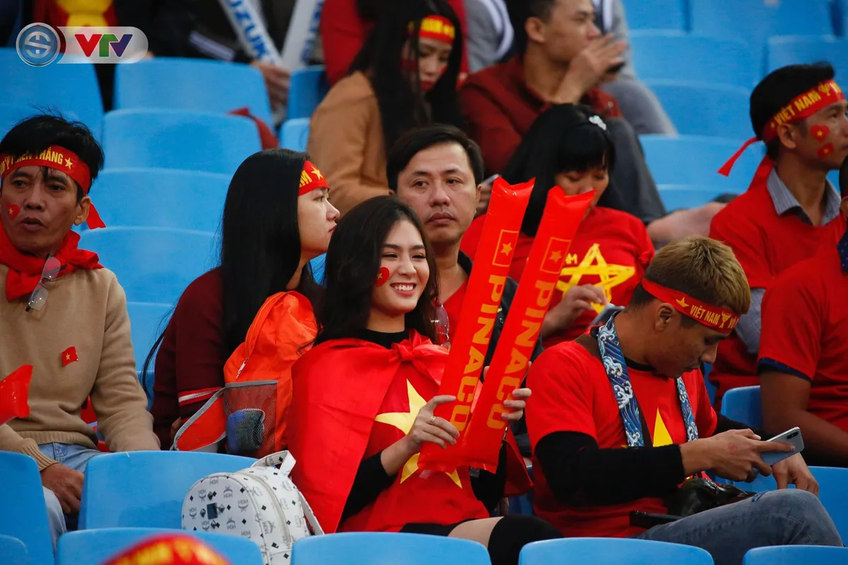 ẢNH: Rực rỡ sắc màu CĐV trên khán đài sân Mỹ Đình trận chung kết ĐT Việt Nam - ĐT Malaysia - Ảnh 4. ẢNH: Rực rỡ sắc màu CĐV trên khán đài sân Mỹ Đình trận chung kết ĐT Việt Nam - ĐT Malaysia - Ảnh 4.