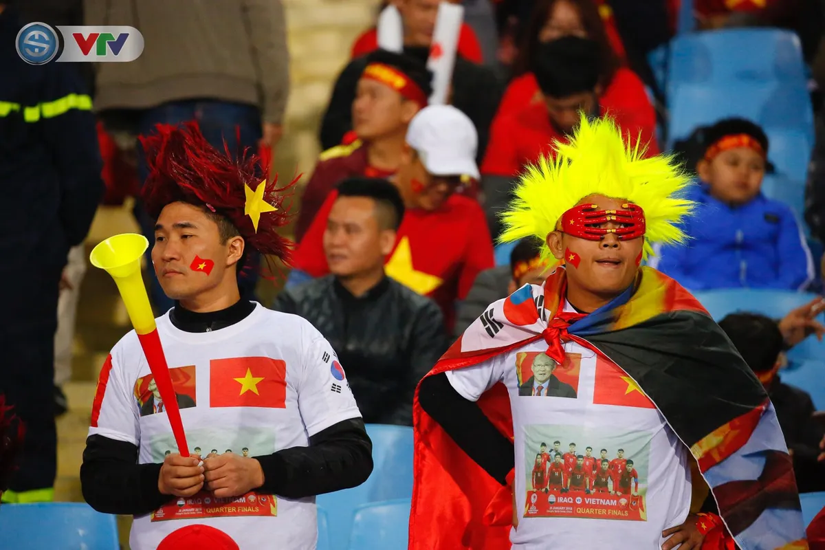 ẢNH: Rực rỡ sắc màu CĐV trên khán đài sân Mỹ Đình trận chung kết ĐT Việt Nam - ĐT Malaysia - Ảnh 2. ẢNH: Rực rỡ sắc màu CĐV trên khán đài sân Mỹ Đình trận chung kết ĐT Việt Nam - ĐT Malaysia - Ảnh 2.