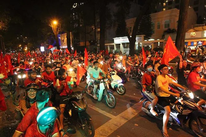 vna_potal_aff_suzuki_cup_2018_nguoi_ham_mo_ca_nuoc_an_mung_doi_tuyen_viet_nam_vo_dich_3632587