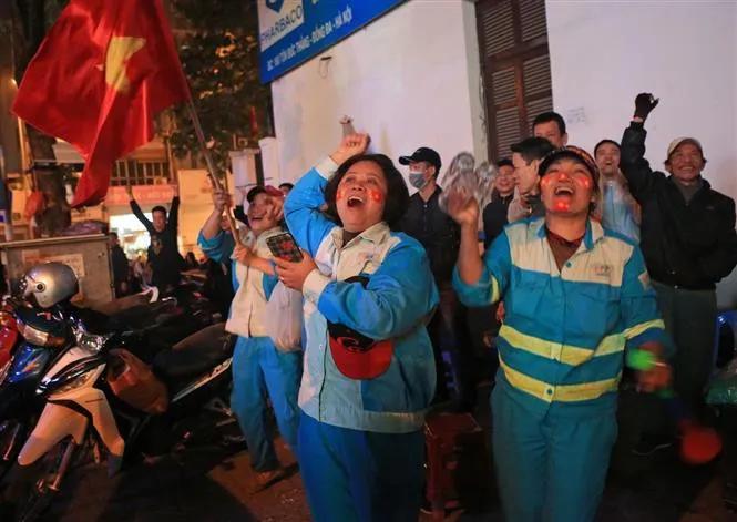 vna_potal_aff_suzuki_cup_2018_nguoi_ham_mo_ca_nuoc_xuong_duong_an_mung_doi_tuyen_viet_nam_vo_dich_giai_bong_da_dong_nam_a_nam_2018_3632582