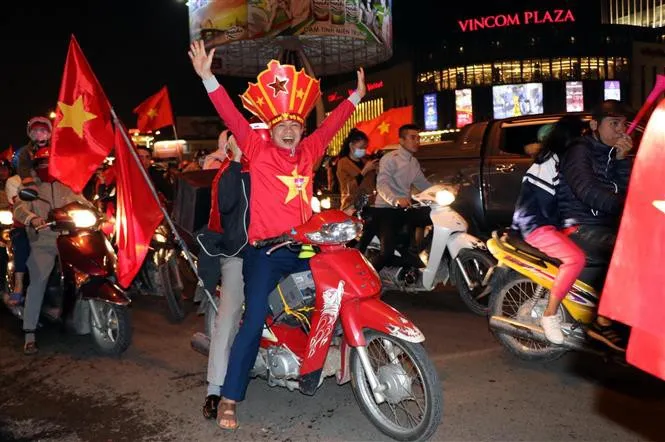 vna_potal_co_dong_vien_ha_tinh_xuong_duong_an_mung_chien_thang_doi_tuyen_bong_da_viet_nam_3632578