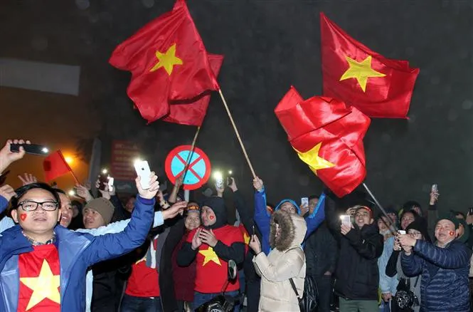 vna_potal_lao_cai_nguoi_ham_mo_thi_tran_sapa_an_mung_chuc_vo_dich_aff_suzuki_cup_2018_cua_doi_tuyen_viet_nam__3632586