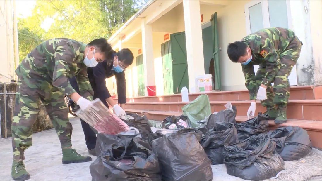 Tiêu hủy hơn 100 kg thịt vịt nhập lậu đang phân hủy - Ảnh 1.