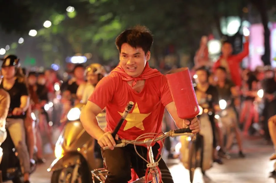 ĐT Việt Nam đặt một chân vào chung kết AFF Cup, CĐV đổ ra đường vui như trẩy hội - Ảnh 7.