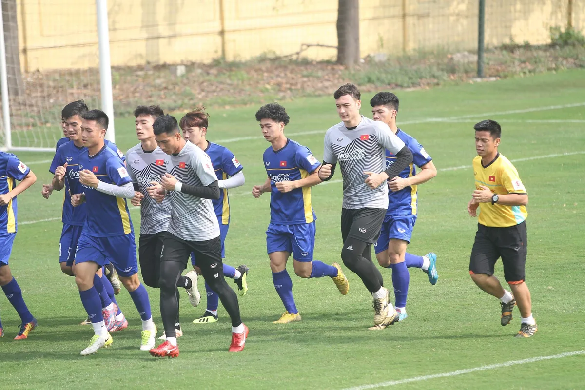 ĐT Việt Nam tập buổi đầu tiên chuẩn bị cho Asian Cup 2019 - Ảnh 1. ĐT Việt Nam tập buổi đầu tiên chuẩn bị cho Asian Cup 2019 - Ảnh 1.
