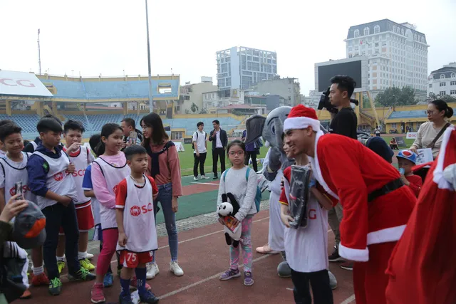 Duy Mạnh, Đức Huy, Thành Chung hóa ông già Noel tặng quà trẻ em trên sân Hàng Đẫy - Ảnh 5. Duy Mạnh, Đức Huy, Thành Chung hóa ông già Noel tặng quà trẻ em trên sân Hàng Đẫy - Ảnh 5.