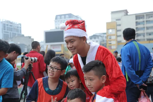 Duy Mạnh, Đức Huy, Thành Chung hóa ông già Noel tặng quà trẻ em trên sân Hàng Đẫy - Ảnh 8. Duy Mạnh, Đức Huy, Thành Chung hóa ông già Noel tặng quà trẻ em trên sân Hàng Đẫy - Ảnh 8.