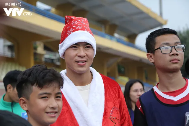 Duy Mạnh, Đức Huy, Thành Chung hóa ông già Noel tặng quà trẻ em trên sân Hàng Đẫy - Ảnh 6. Duy Mạnh, Đức Huy, Thành Chung hóa ông già Noel tặng quà trẻ em trên sân Hàng Đẫy - Ảnh 6.