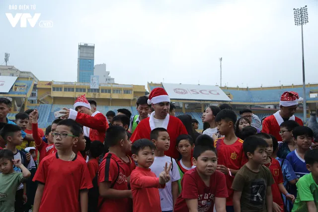 Duy Mạnh, Đức Huy, Thành Chung hóa ông già Noel tặng quà trẻ em trên sân Hàng Đẫy - Ảnh 9. Duy Mạnh, Đức Huy, Thành Chung hóa ông già Noel tặng quà trẻ em trên sân Hàng Đẫy - Ảnh 9.
