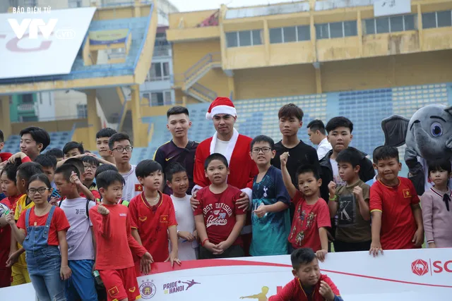Duy Mạnh, Đức Huy, Thành Chung hóa ông già Noel tặng quà trẻ em trên sân Hàng Đẫy - Ảnh 12. Duy Mạnh, Đức Huy, Thành Chung hóa ông già Noel tặng quà trẻ em trên sân Hàng Đẫy - Ảnh 12.