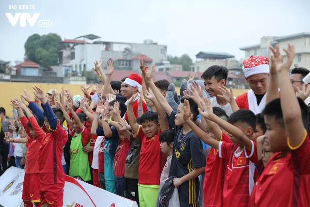 Duy Mạnh, Đức Huy, Thành Chung hóa ông già Noel tặng quà trẻ em trên sân Hàng Đẫy - Ảnh 3. Duy Mạnh, Đức Huy, Thành Chung hóa ông già Noel tặng quà trẻ em trên sân Hàng Đẫy - Ảnh 3.