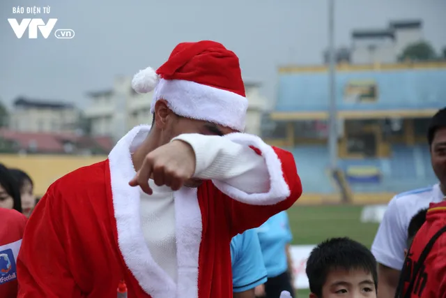 Duy Mạnh, Đức Huy, Thành Chung hóa ông già Noel tặng quà trẻ em trên sân Hàng Đẫy - Ảnh 18. Duy Mạnh, Đức Huy, Thành Chung hóa ông già Noel tặng quà trẻ em trên sân Hàng Đẫy - Ảnh 18.