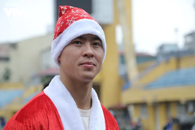 Duy Mạnh, Đức Huy, Thành Chung hóa ông già Noel tặng quà trẻ em trên sân Hàng Đẫy - Ảnh 7. Duy Mạnh, Đức Huy, Thành Chung hóa ông già Noel tặng quà trẻ em trên sân Hàng Đẫy - Ảnh 7.
