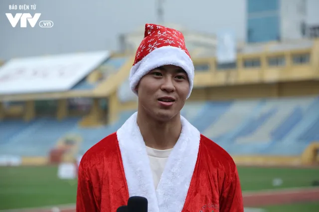 Duy Mạnh, Đức Huy, Thành Chung hóa ông già Noel tặng quà trẻ em trên sân Hàng Đẫy - Ảnh 1. Duy Mạnh, Đức Huy, Thành Chung hóa ông già Noel tặng quà trẻ em trên sân Hàng Đẫy - Ảnh 1.